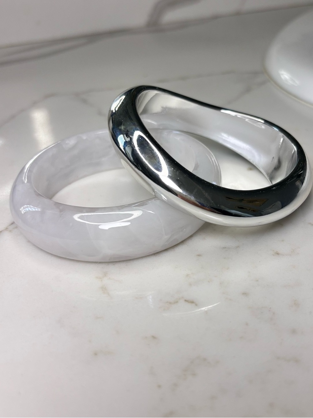 Chic Bangle Duo: High-Shine Silver & Marbled White Resins - Picture 4 of 4